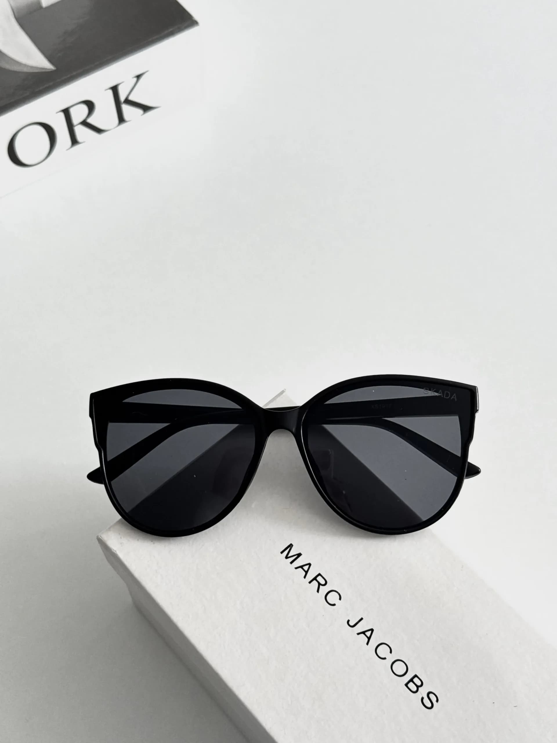عینک آفتابی زنانه برند Gucci فریم کائوچو مشکی یووی 400 — تصویر ۸
