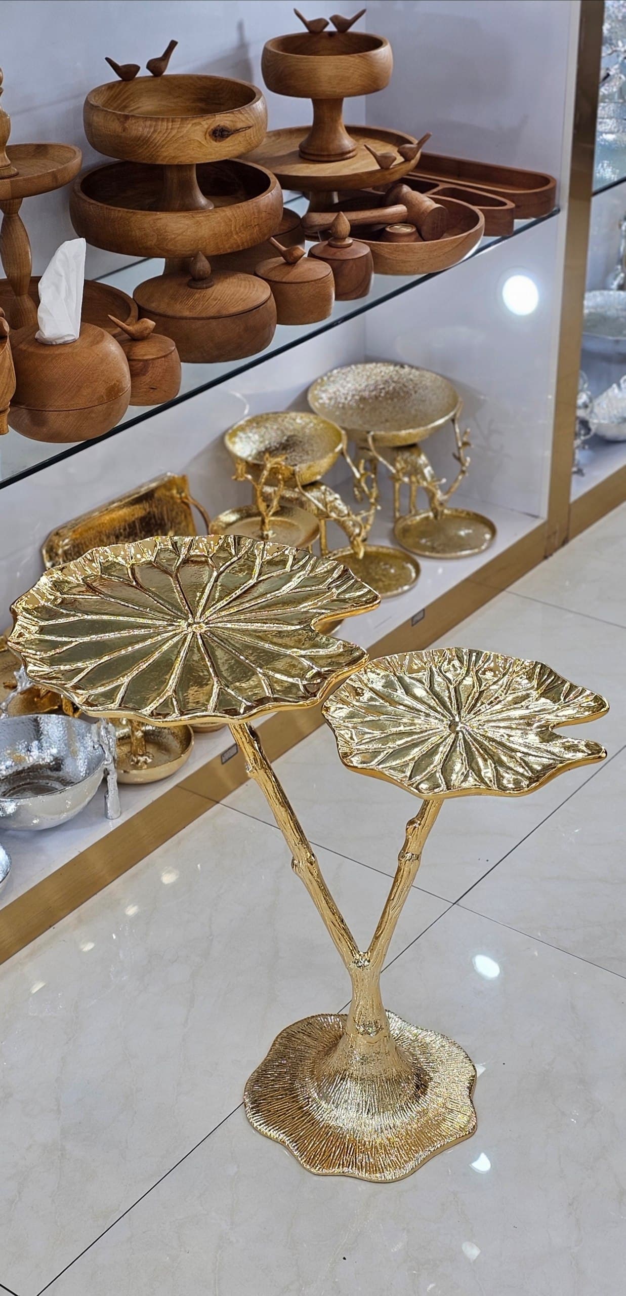 میز عسلی آلومینیومی طرح نیلوفر دوشاخه — تصویر ۲