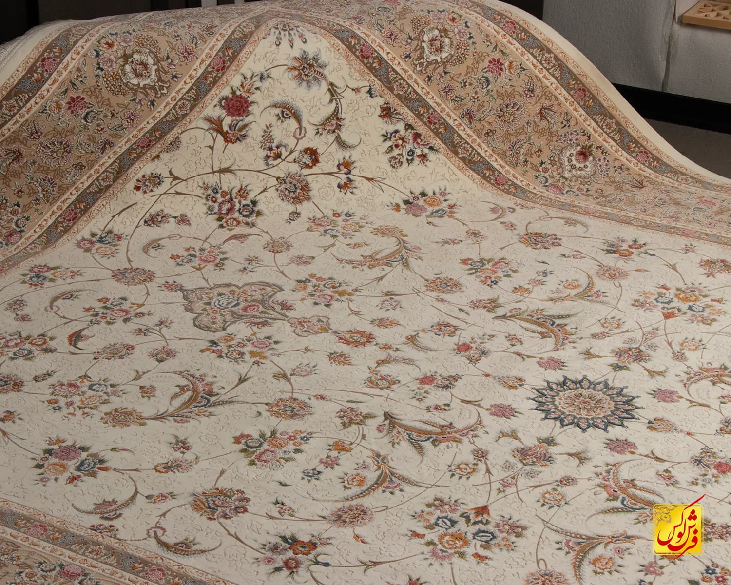 فرش کلاسیک باغ گل سفید حاشیه کرم