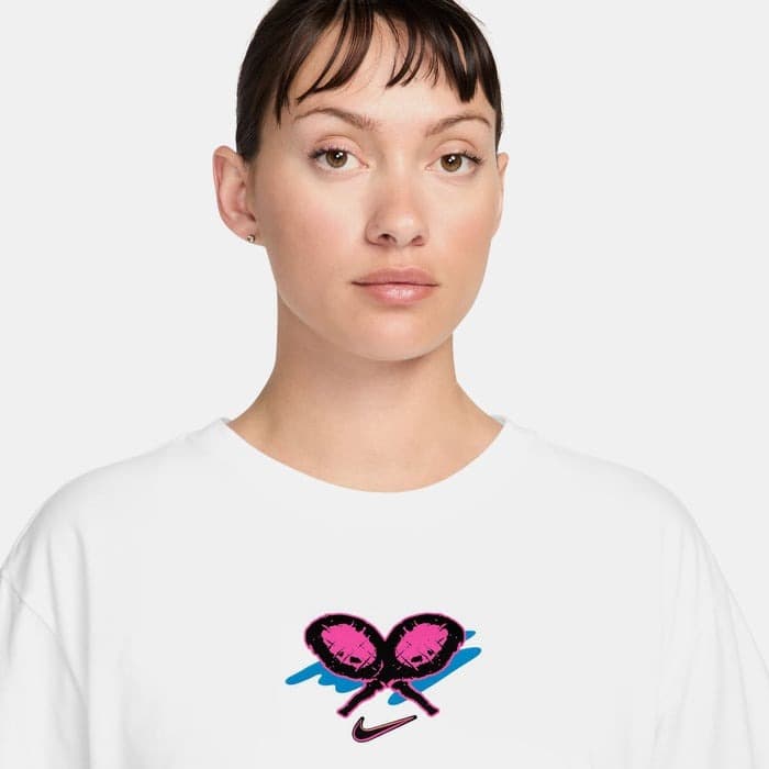 تی شرت تنیس زنانه نایک NikeCourt Dri-FIT Slam – سفید — تصویر ۲