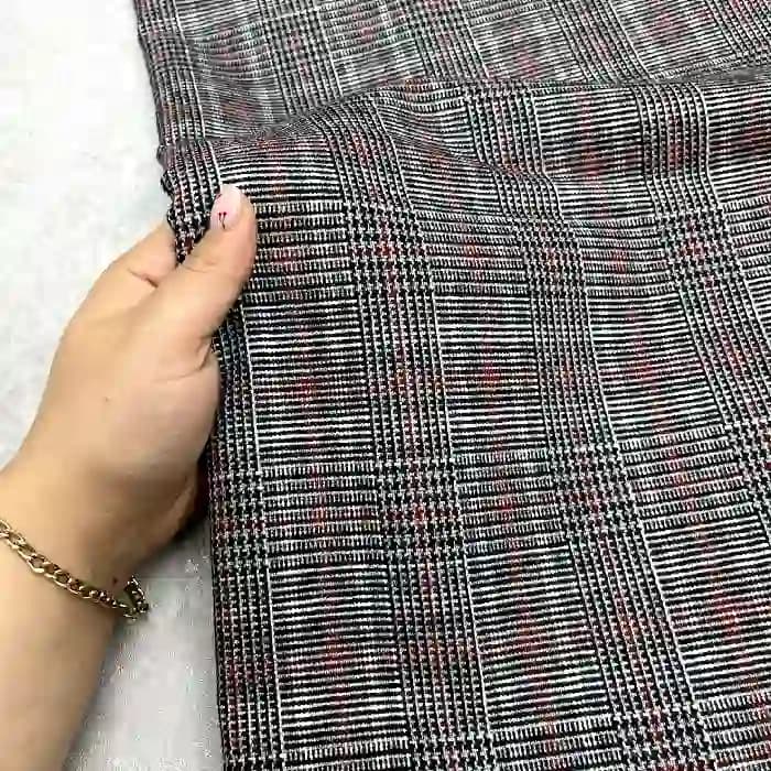 کشمیر چهارخونه رنگ طوسی روشن با خط های قرمز ای — تصویر ۲