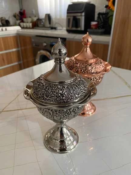 قندان مسی پایه دار شاه عباسی با آبکاری کروم — تصویر ۳