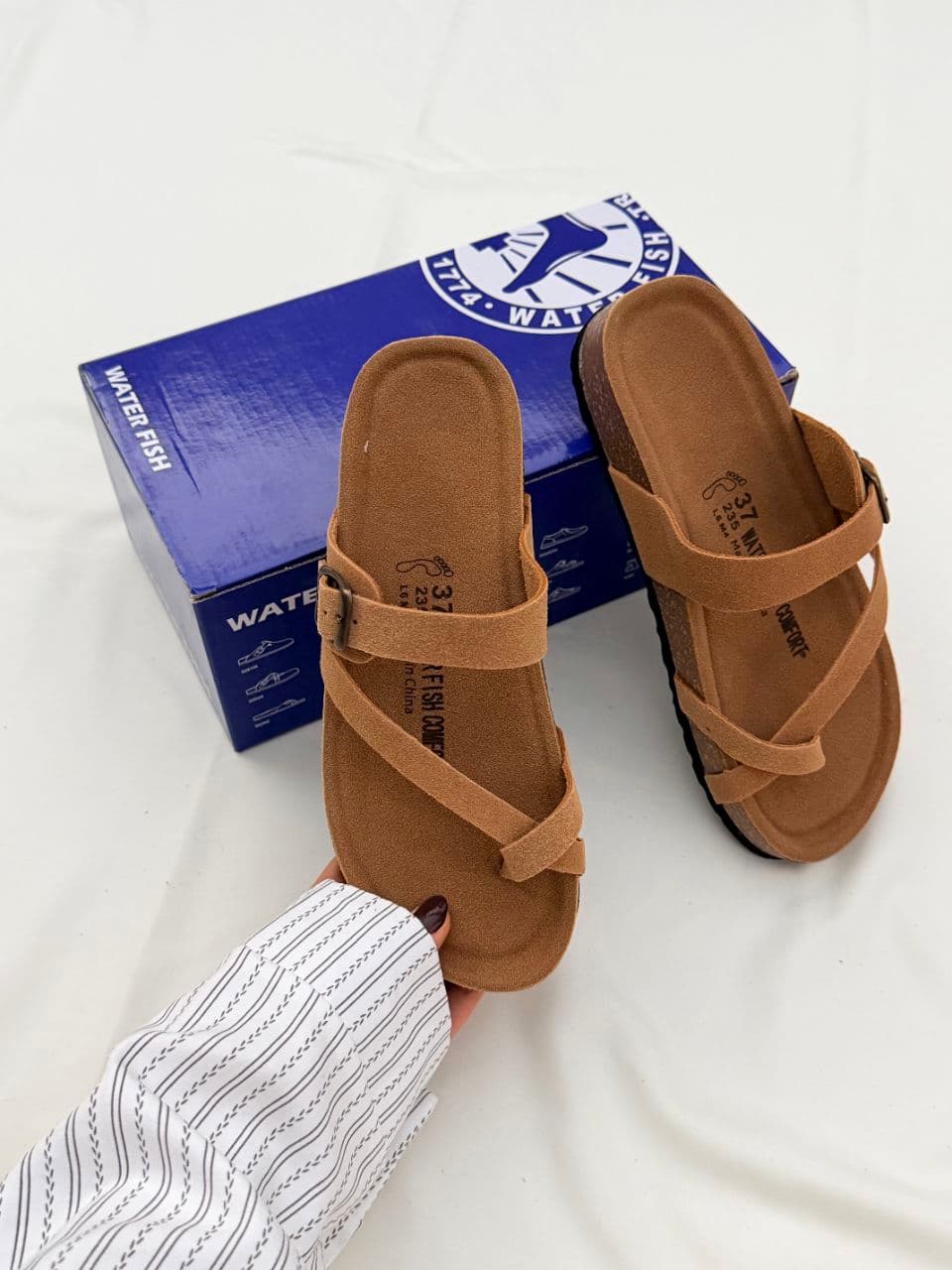 صندل تک انگشتی برکن استایل قهوه ای Brown break-style flip-flop sandals — تصویر ۳