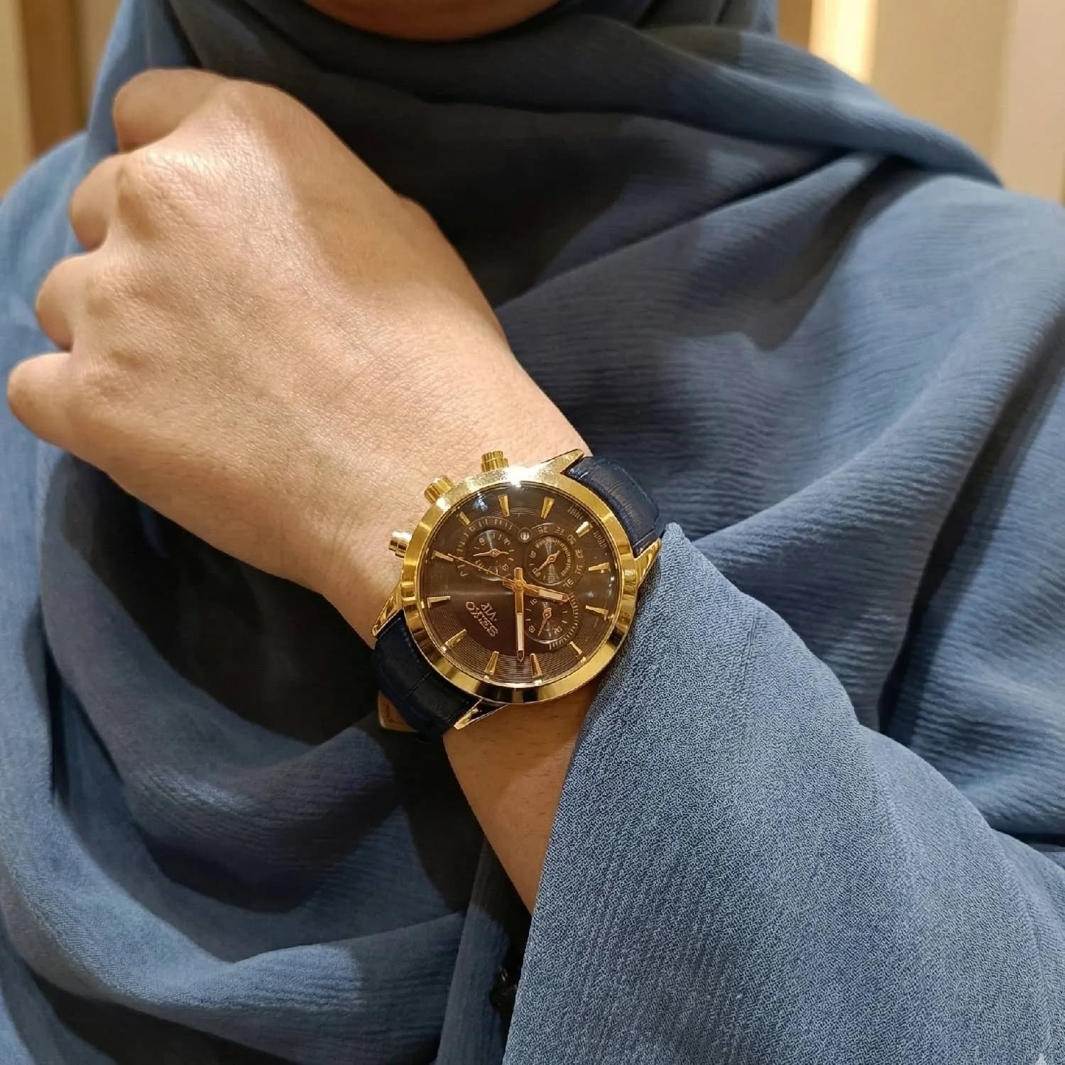 ساعت مچی زنانه سیکو بند چرمی صفحه مشکی طرح سه موتور با تقویم — تصویر ۷