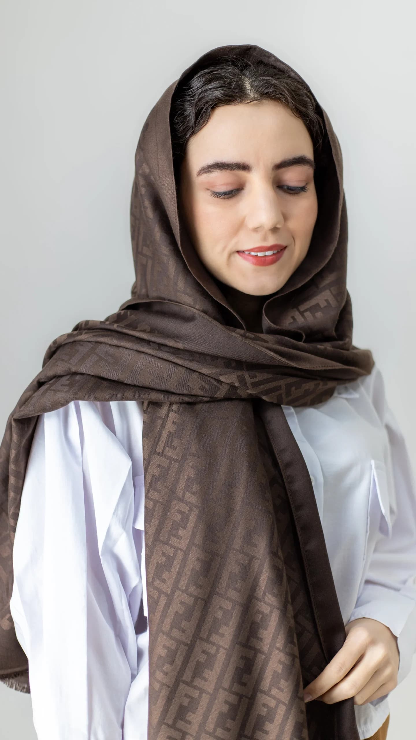 شال قهوه ای — تصویر ۳
