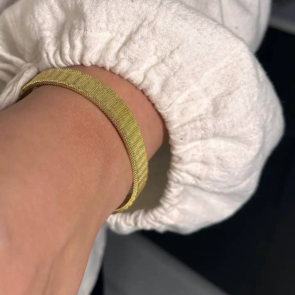 دستبند بنگل زنانه و دخترانه استیل طرح حصیری پهن رنگ ثابت کد etk — تصویر ۴