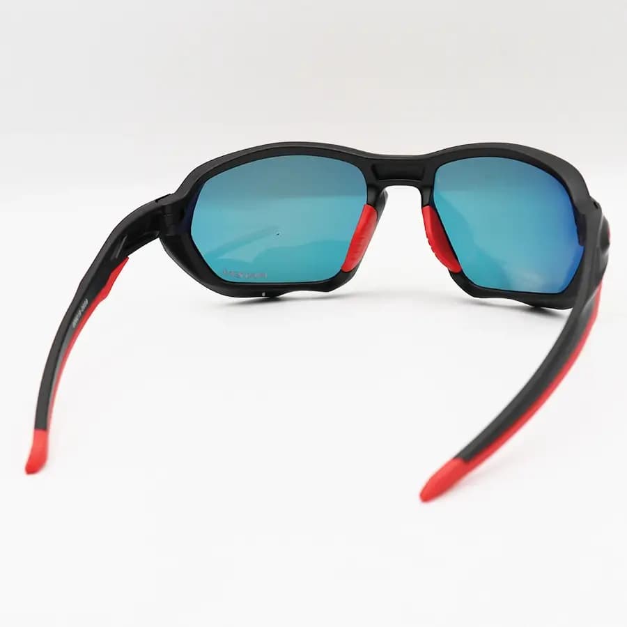 عینک ورزشی OAKLEY با فریم مشکی مات، بیسدار، لنز جیوهای، قرمز رنگ و UV400 مدل OO9019-0959 — تصویر ۴