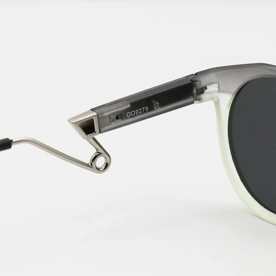 عینک ورزشی OAKLEY با فریم گرد، رنگ طوسی و سبز مات، دسته سنجاقی و لنز دودی تیره و پلاریزه مدل OO9279 — تصویر ۶