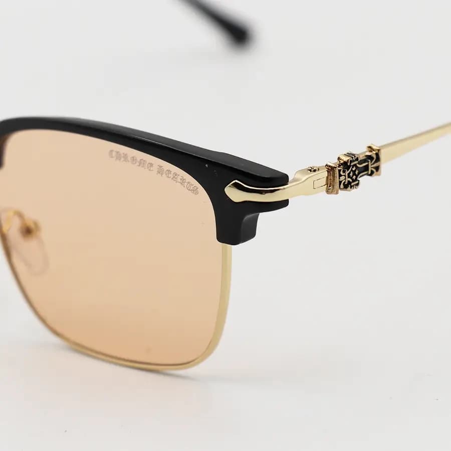عینک دید در شب Chrome Hearts با فریم شکل کلاب مستر، رنگ مشکی براق و طلایی و لنز نارنجی کمرنگ مدل 25553 — تصویر ۵
