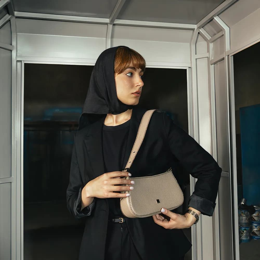 کیف دوشی زنانه چرم دستدوز مدل ویدا — تصویر ۲