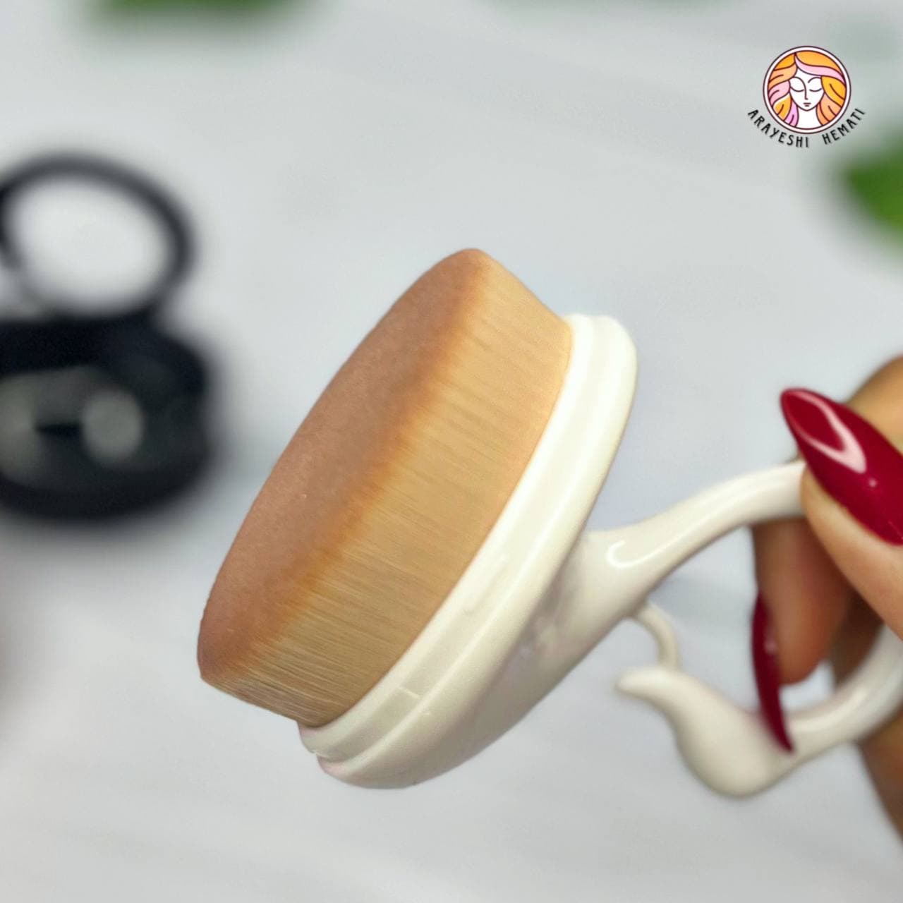 براش متراکم آرایشی طرح قو — تصویر ۴