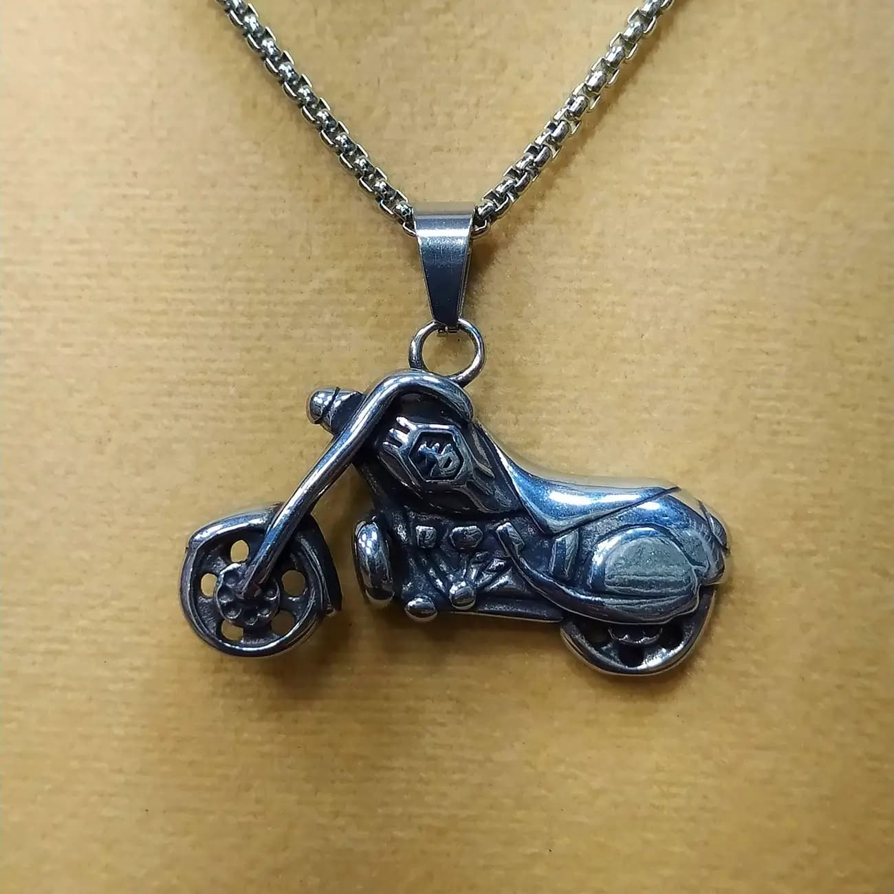 گردنبند استیل موتور هارلی کروزر آیرون کینگ | پلاک Harley Cruiser Iron King با طراحی خاص موتورسواری — تصویر ۲