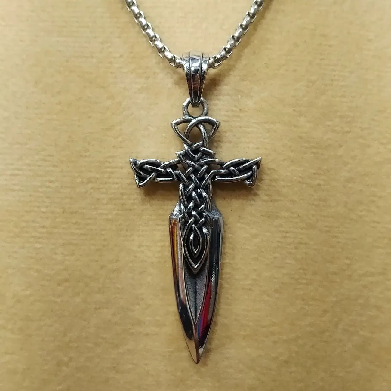 گردنبند استیل شمشیر صلیب | پلاک Sword Cross با طراحی گوتیک و جنگجویی — تصویر ۲