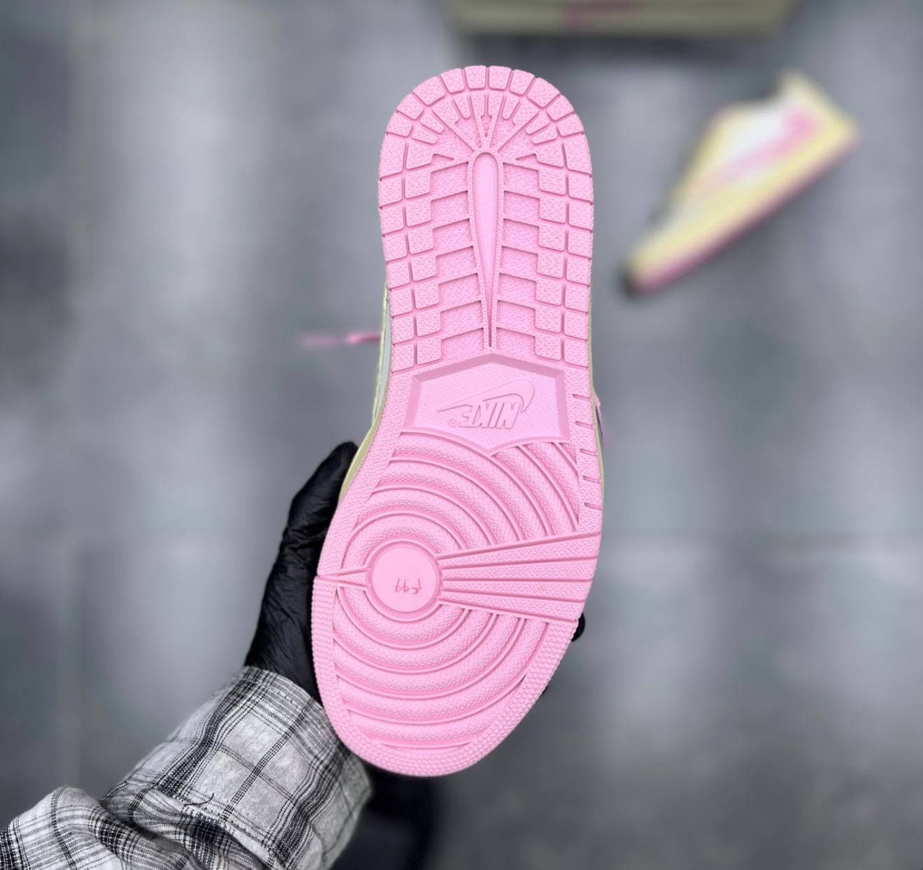 کفش کتونی نایک ایر جردن ۱ لو تراویس اسکات شای پینک Nike Air Jordan 1 Low x Travis Scott Shy Pink — تصویر ۴