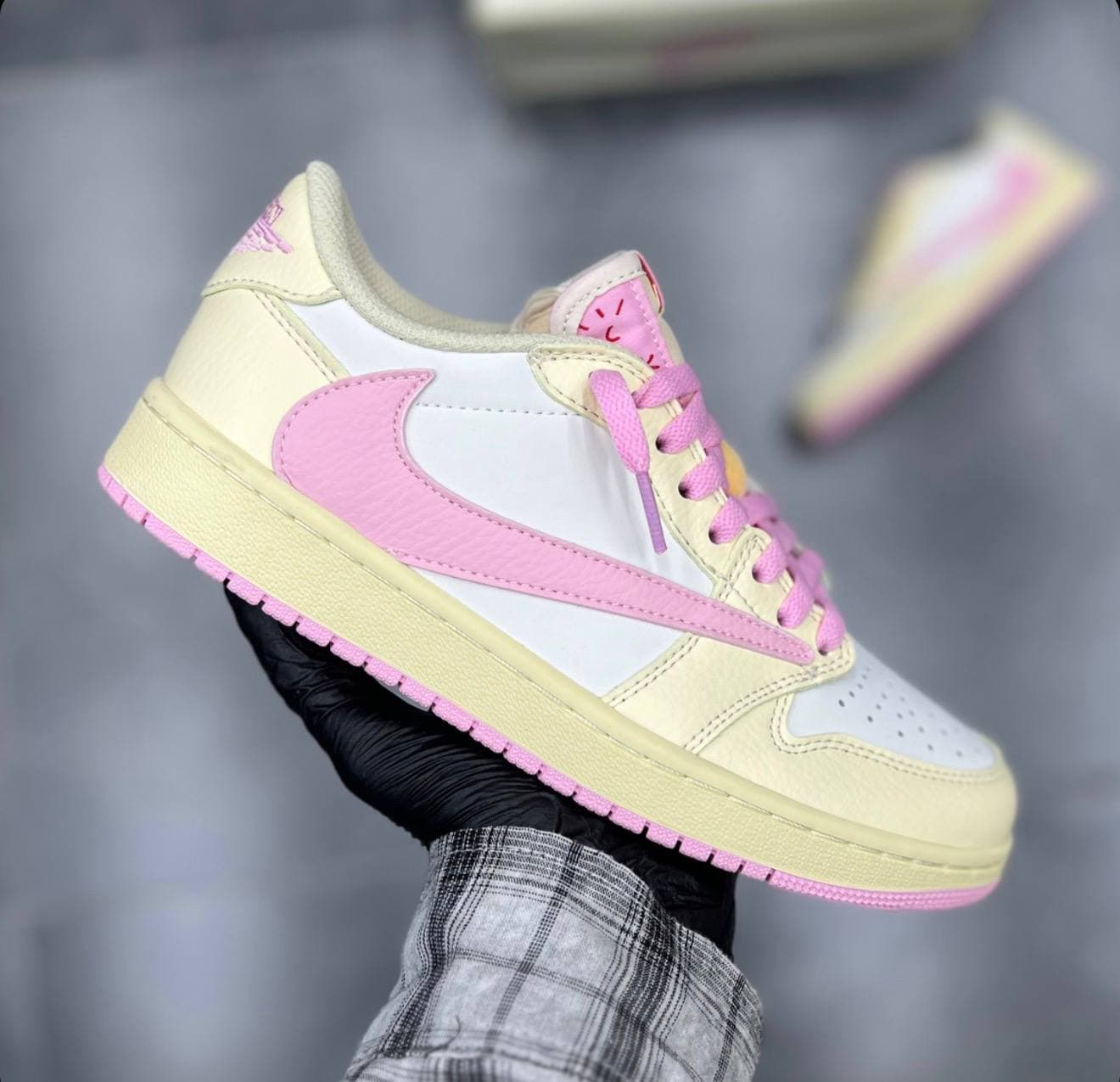 کفش کتونی نایک ایر جردن ۱ لو تراویس اسکات شای پینک Nike Air Jordan 1 Low x Travis Scott Shy Pink — تصویر ۳