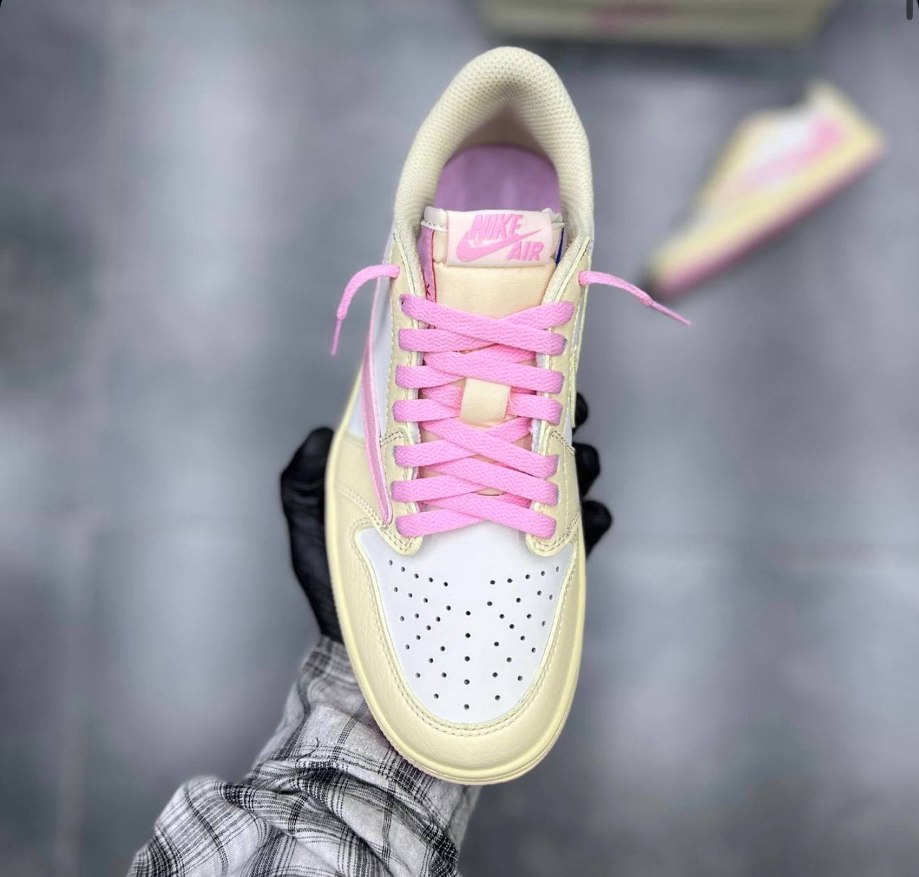 کفش کتونی نایک ایر جردن ۱ لو تراویس اسکات شای پینک Nike Air Jordan 1 Low x Travis Scott Shy Pink — تصویر ۲