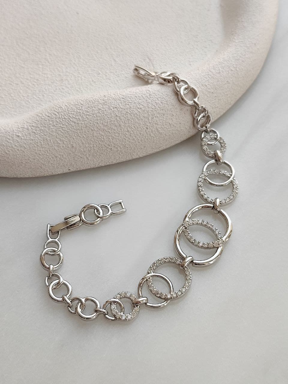 دستبند مارک ژوپینگ سیلور طرح حلقه ای طراحی شیک و ظریف کیفیت عالی رنگ ثابت کد 1216903