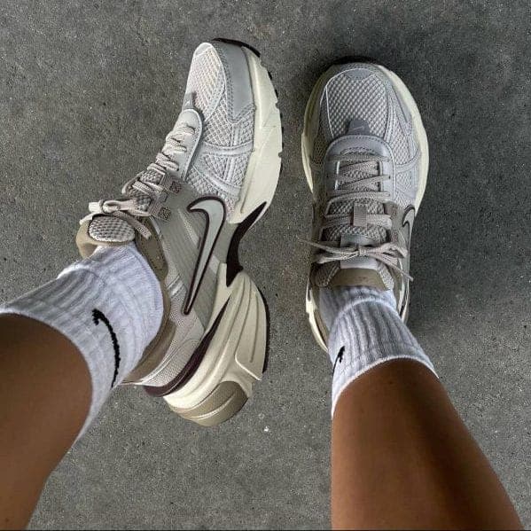 کتونی نایک وی تو کی ران کرم قهوه ای NIKE V2K RUN — تصویر ۲