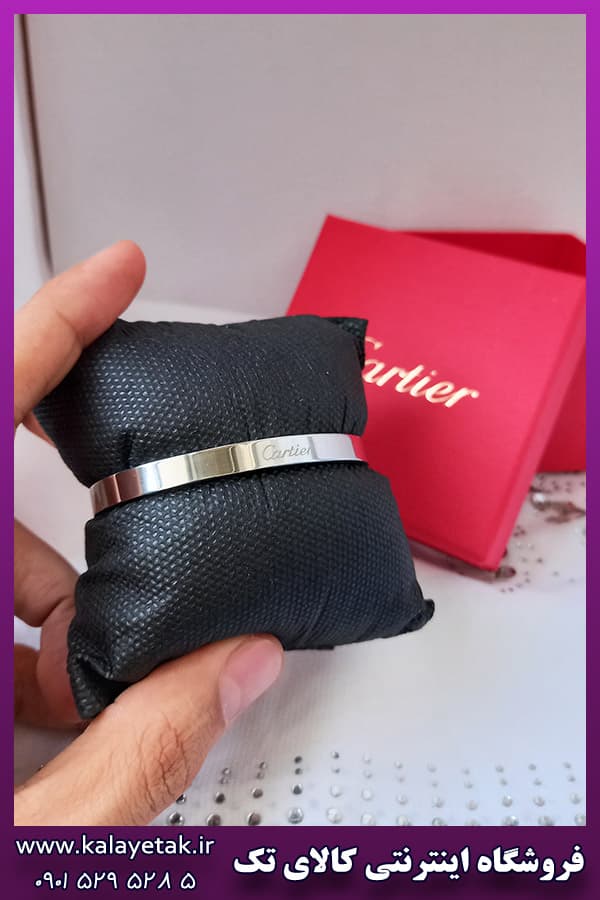 دستبند کارتیه فشاری زنانه لوگودار نقره ای استیل — تصویر ۳