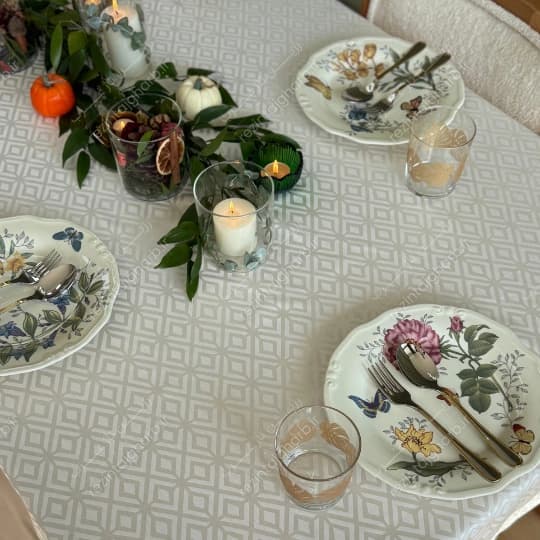 رومیزی ژاگارد دایره طرح تیارا رزین تاژ