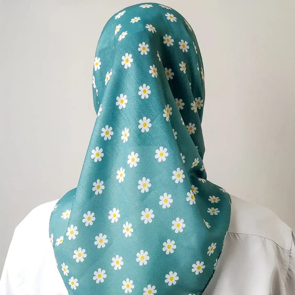 مینی اسکارف نخی دخترونه طرح گل بابونه آبی