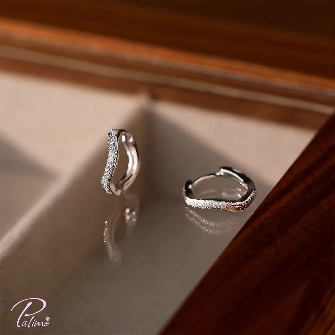 گوشواره نقره حلقه خمیده E2115 با روکش طلای سفید — تصویر ۳