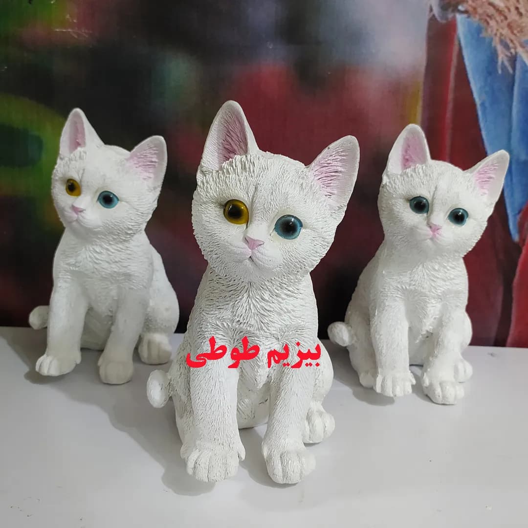 مجسمه پلی استر گربه سفید با چشمای رنگی — تصویر ۳