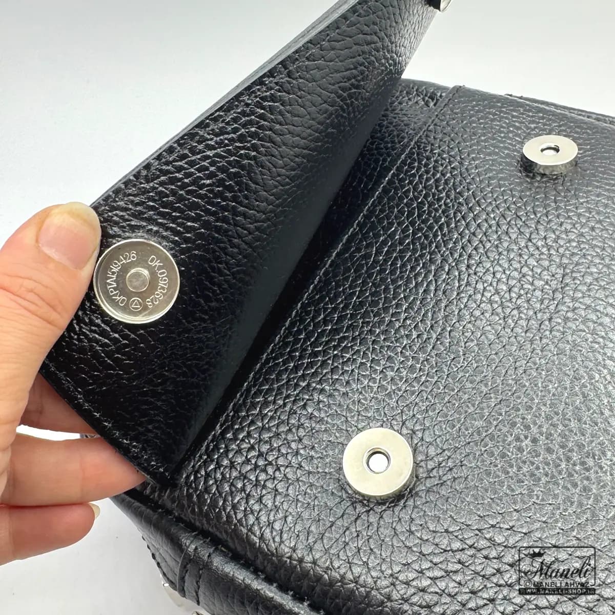 کیف رودوشی چرم طبیعی مشکی کروکدیلی درشت — تصویر ۵