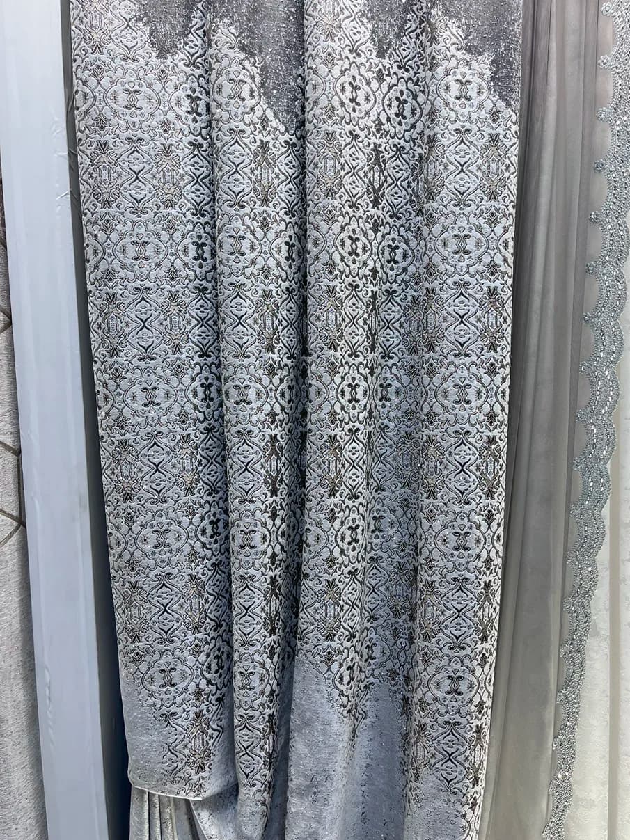 پرده پذیرایی نئو کلاسیک طوسی سفید طرح پتینه مدل پلیسه — تصویر ۳