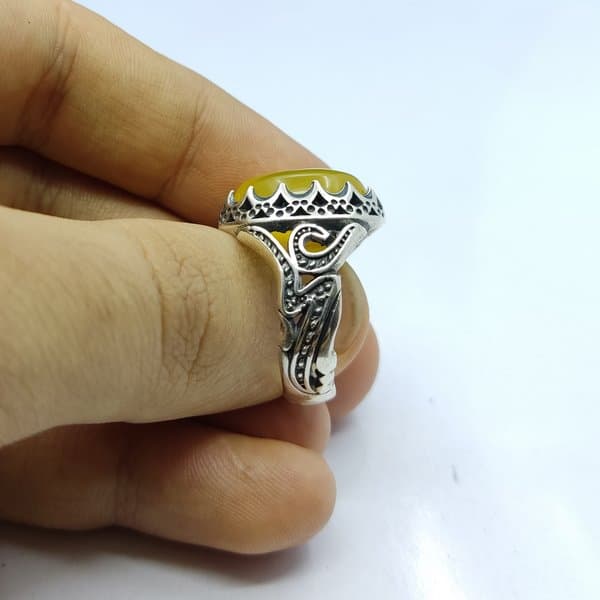 انگشتر عقیق زرد مردانه طرح یاعلی با حکاکی شرف الشمس کد{10540} — تصویر ۵