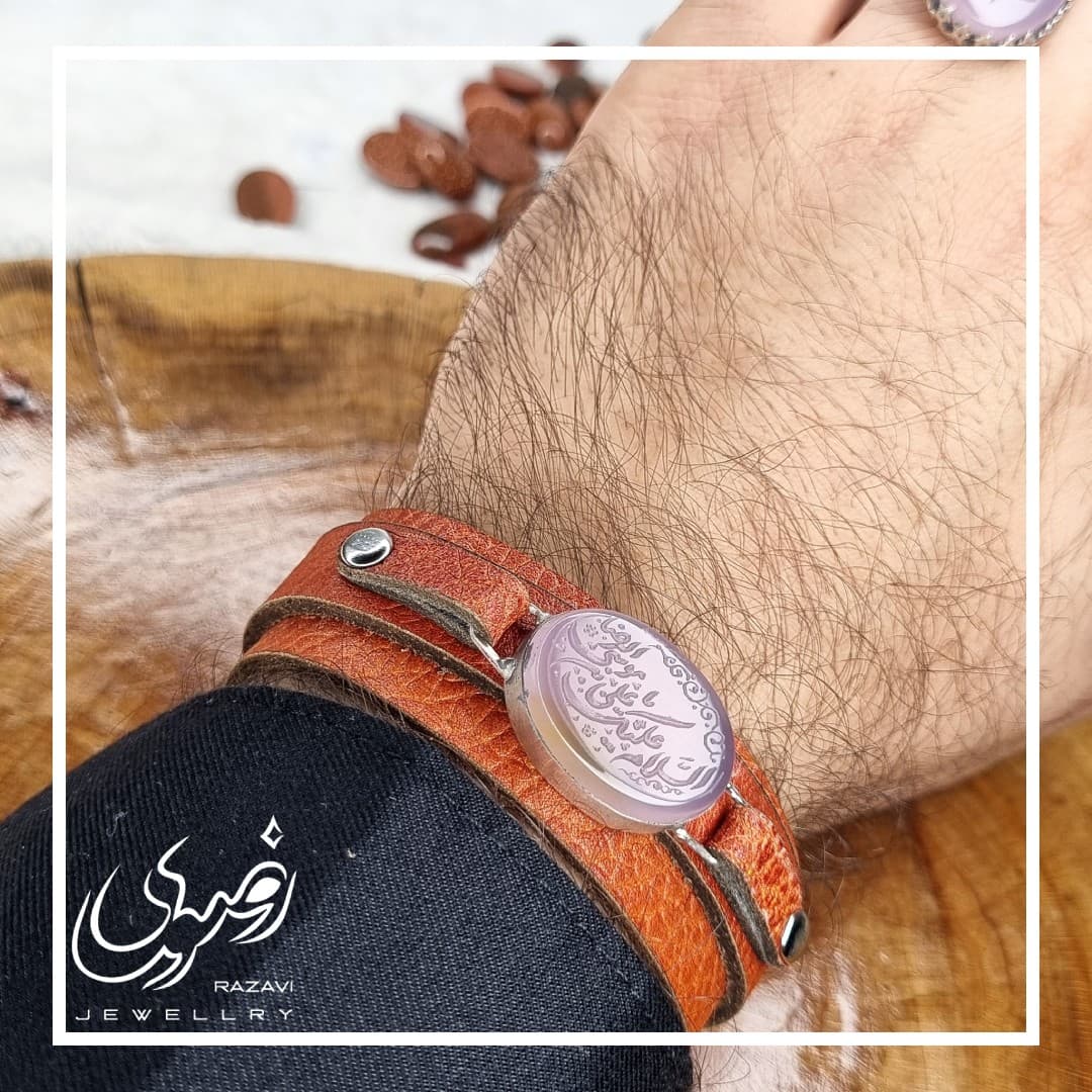 دستبند مردانه چرمی عقیق کبود با حکاکی اسلام علیک یا علی ابن موسی الرضا — تصویر ۳