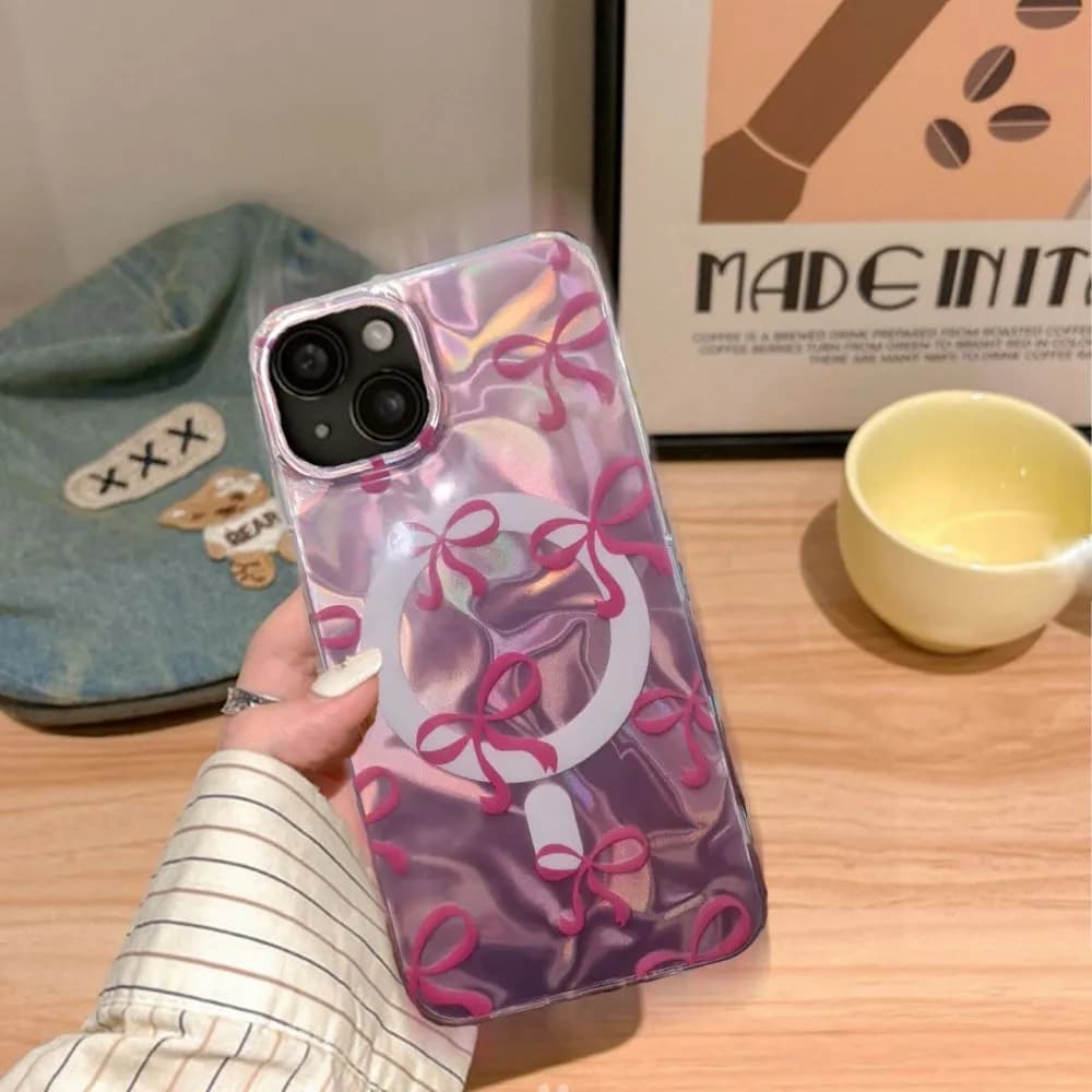قاب گوشی آیفون طرح پاپیونی رنگ صورتی مدل فانتزی با دور شفاف — تصویر ۲