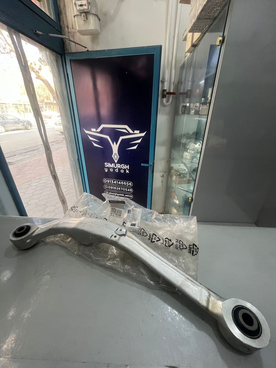 طبق عقب بالا چپ کولئوس جدید RENAULT کد فنی 551215HA0B — تصویر ۴