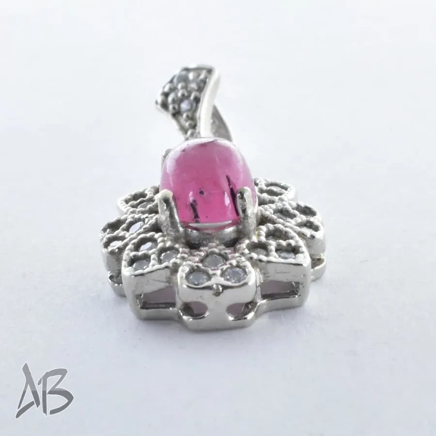 گردنبند نقره (مدالی) اصل بسیار زیبا با نگین یاقوت صورتی شیک آقابزرگ کد Med83 — تصویر ۴