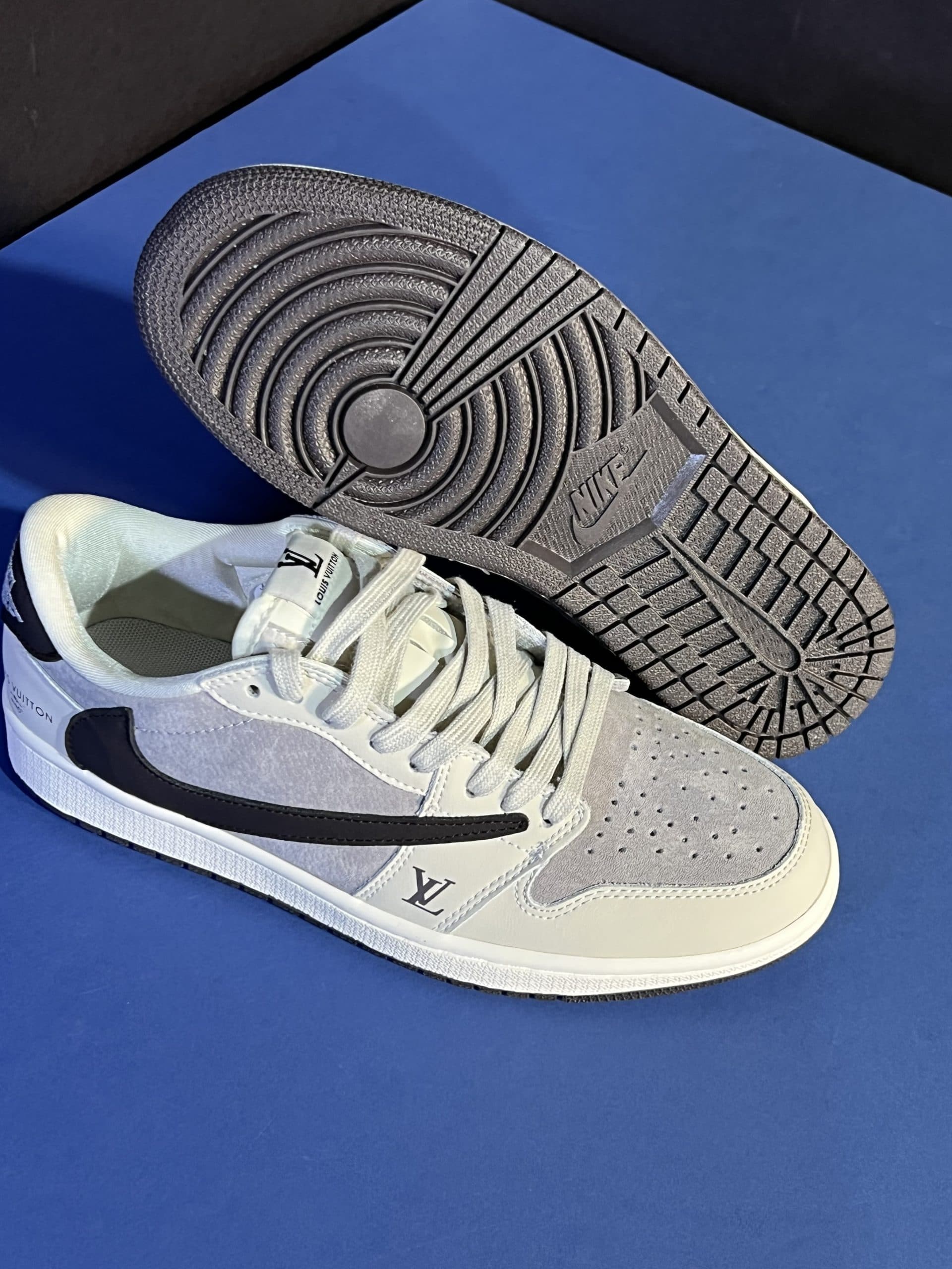 جردن ۱ لو ترویس اسکات لویی ویتون سفید مشکی Air Jordan 1 Low Travis Scott x Louis Vuitton — تصویر ۴