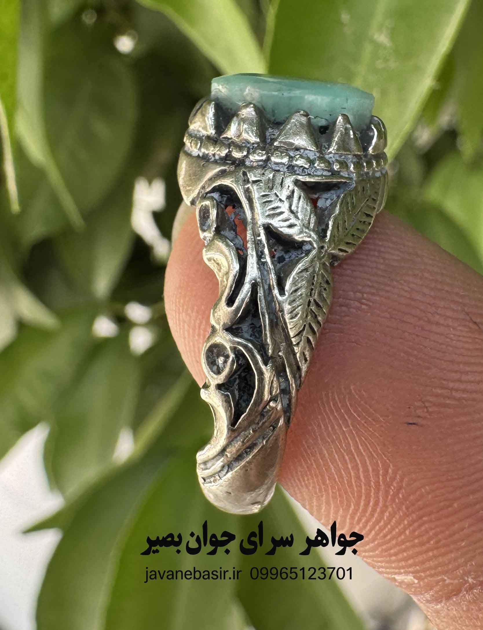 انگشتر زمرد برزیل ممتاز با درخشش ویژه | رکاب از جنس سکه و سنگ طبیعی — تصویر ۲