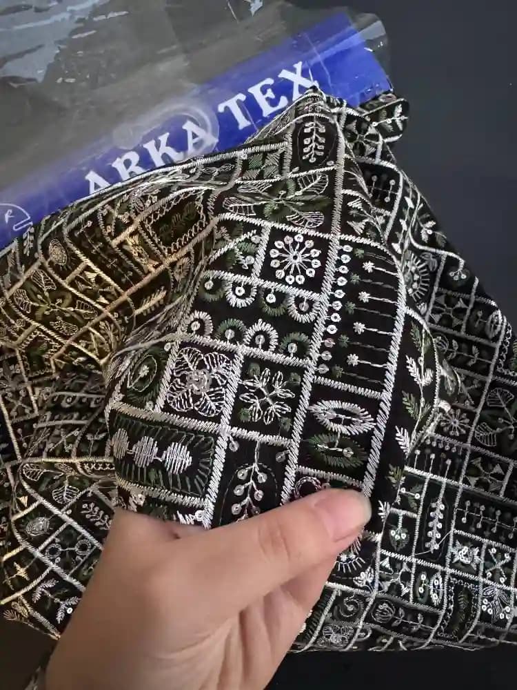 پارچه لینن خامه دوزی طرح افشان زمینه مشکی — تصویر ۳