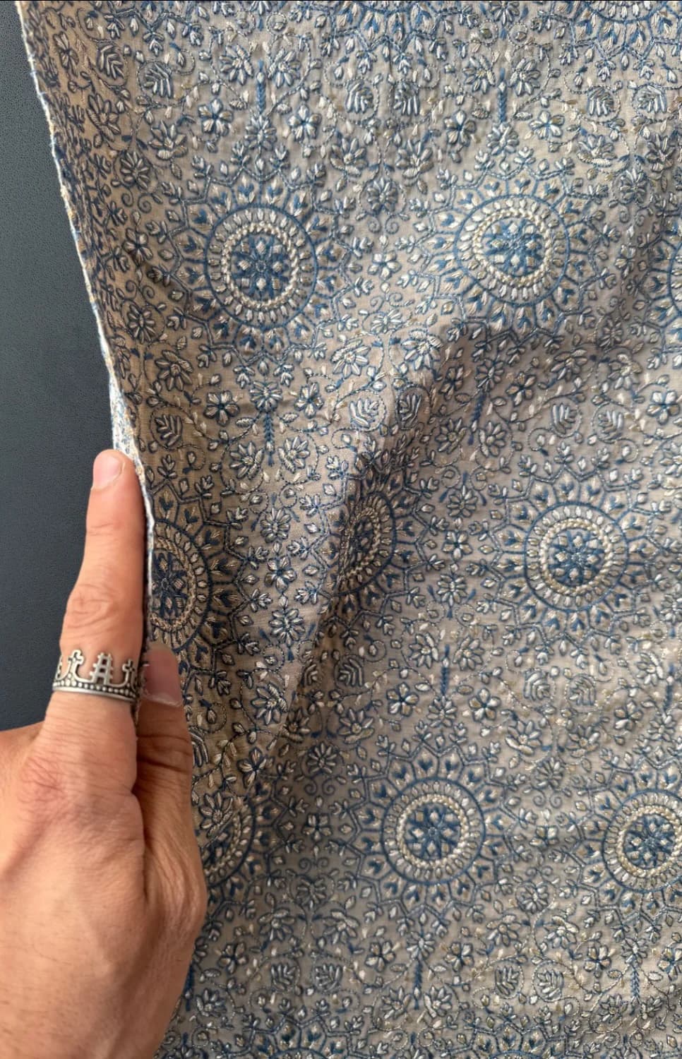 پارچه ابریشم سوزندوزی زمینه کرم با ابی طلایی طرح خورشید — تصویر ۳