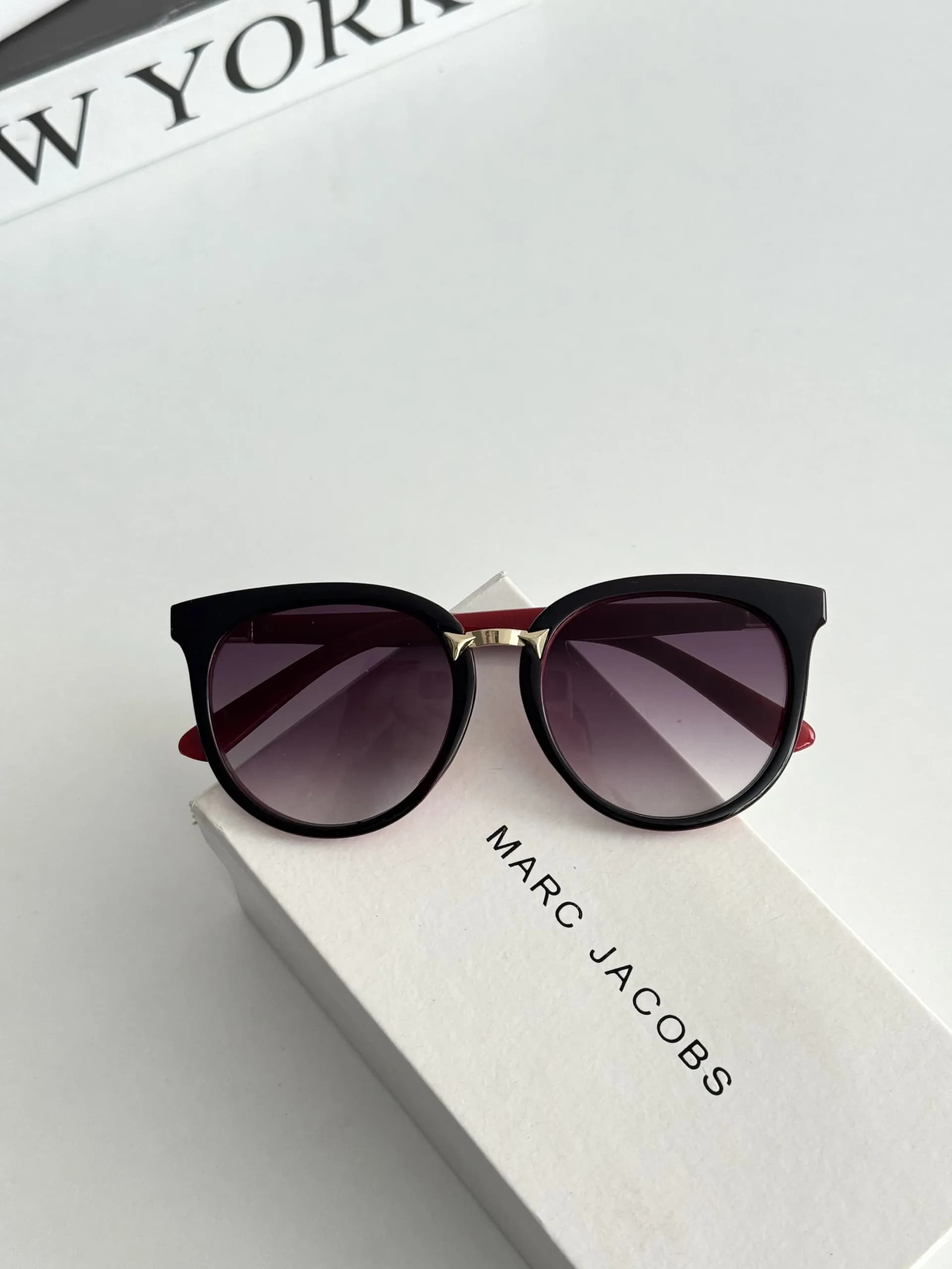 عینک آفتابی زنانه برند Gucci فریم کائوچو قرمز مشکی یووی 400 — تصویر ۷