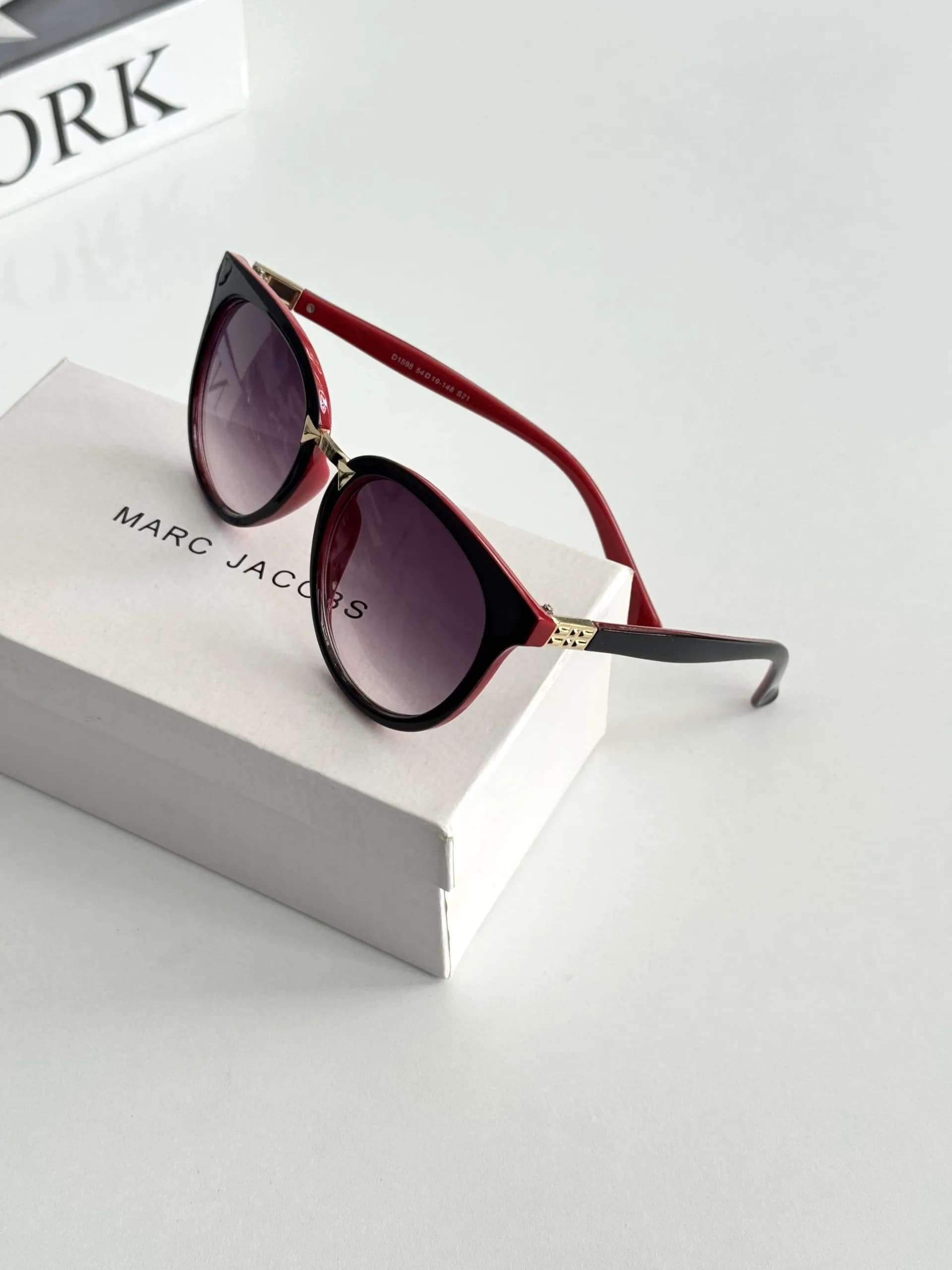 عینک آفتابی زنانه برند Gucci فریم کائوچو قرمز مشکی یووی 400 — تصویر ۸