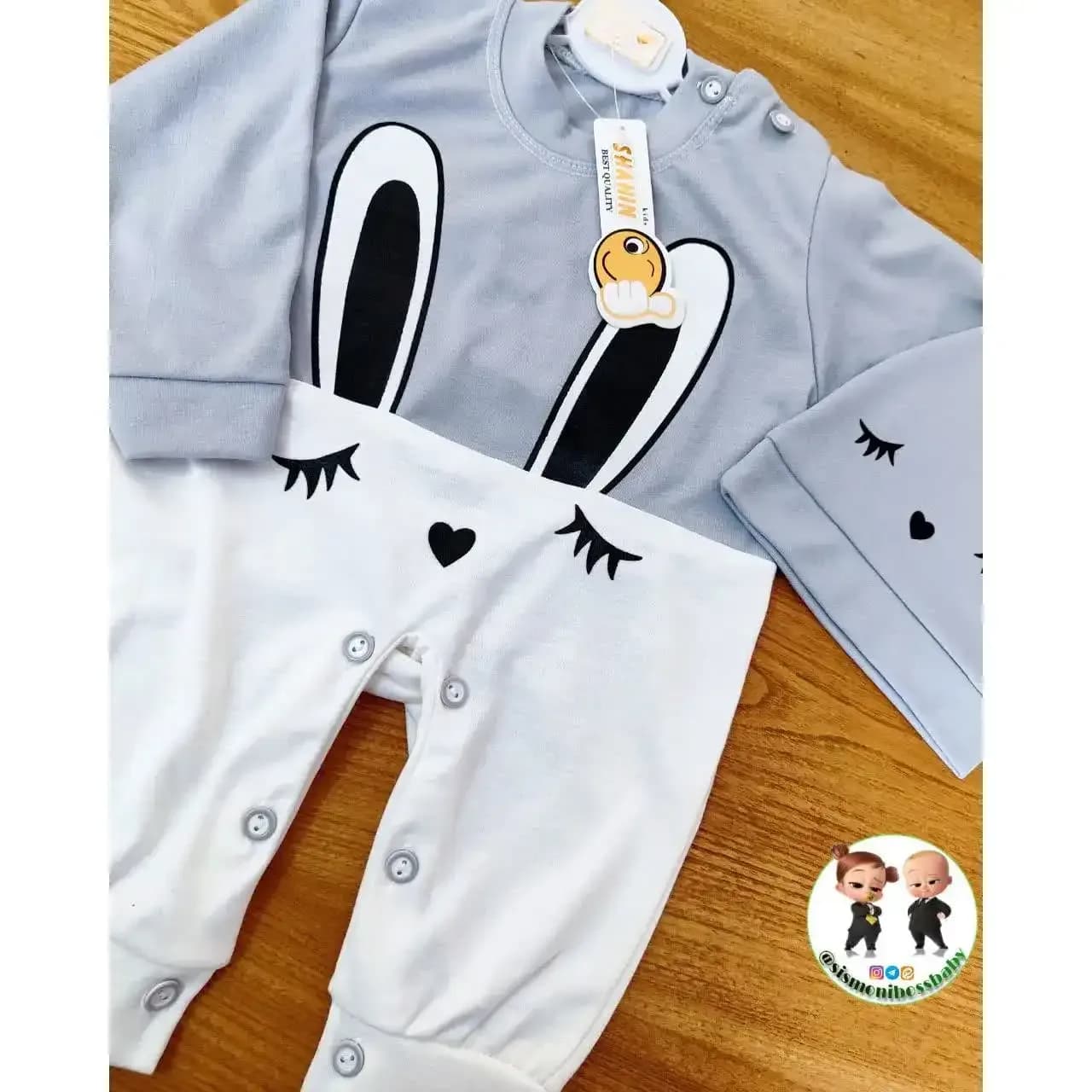 سرهمی نوزادی پسرانه و دخترانه دو تیکه جنس نخ پنبه همراه کلاه پوم دار سایز ۲ — تصویر ۴