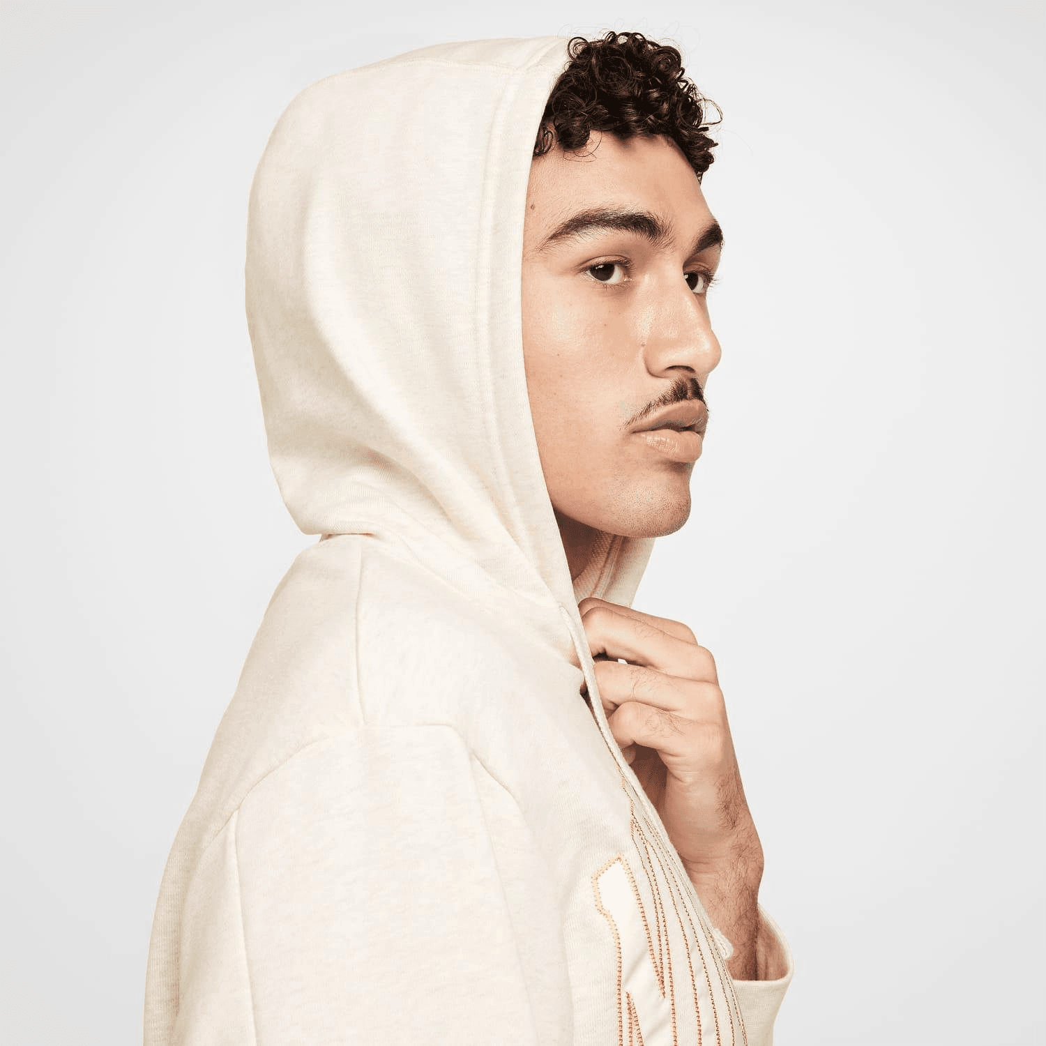 سویشرت تنیس مردانه نایک Nike Court Heritage Printed – کرم — تصویر ۴