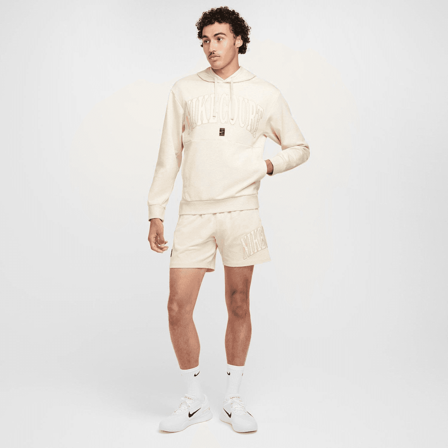 سویشرت تنیس مردانه نایک Nike Court Heritage Printed – کرم — تصویر ۳