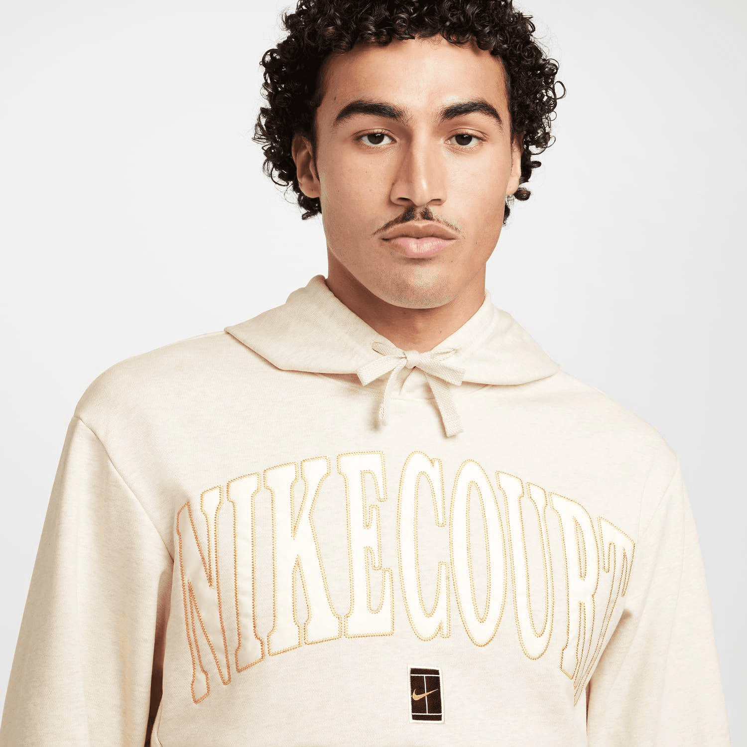 سویشرت تنیس مردانه نایک Nike Court Heritage Printed – کرم — تصویر ۶