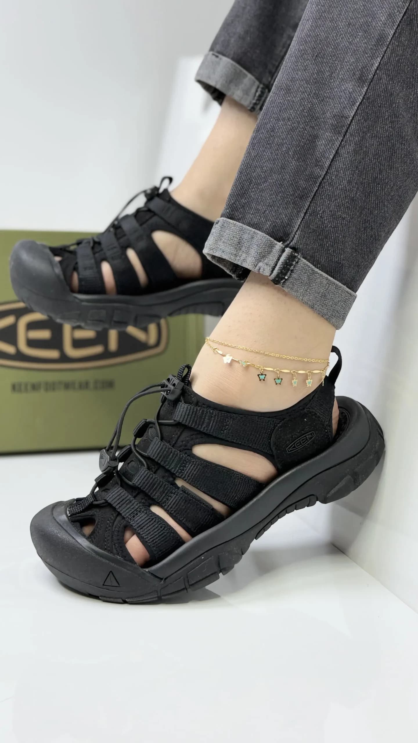 صندل آبنوردی زنانه کین مشکی Keen Women’s Black Diving Sandals — تصویر ۴