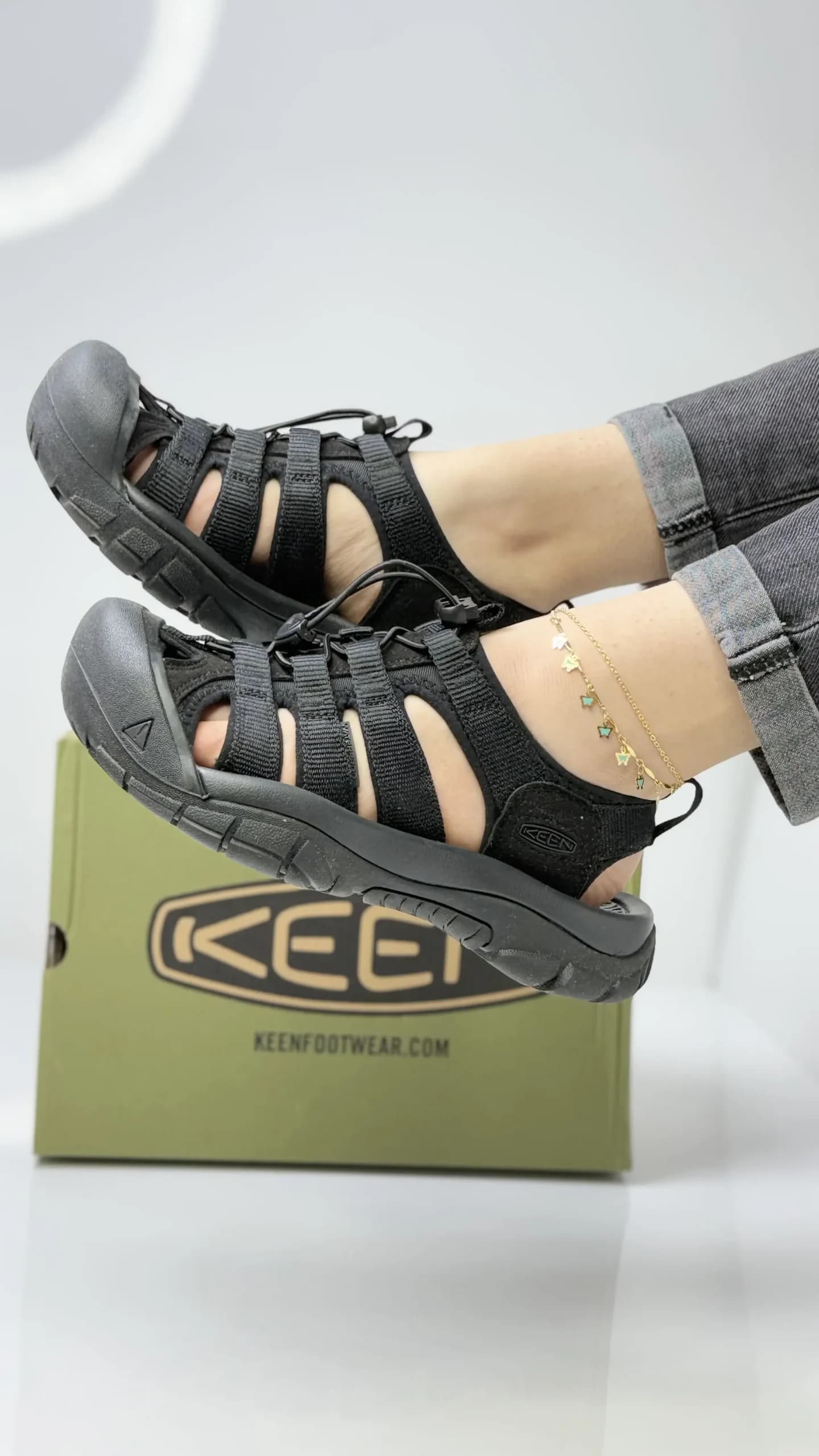 صندل آبنوردی زنانه کین مشکی Keen Women’s Black Diving Sandals — تصویر ۲