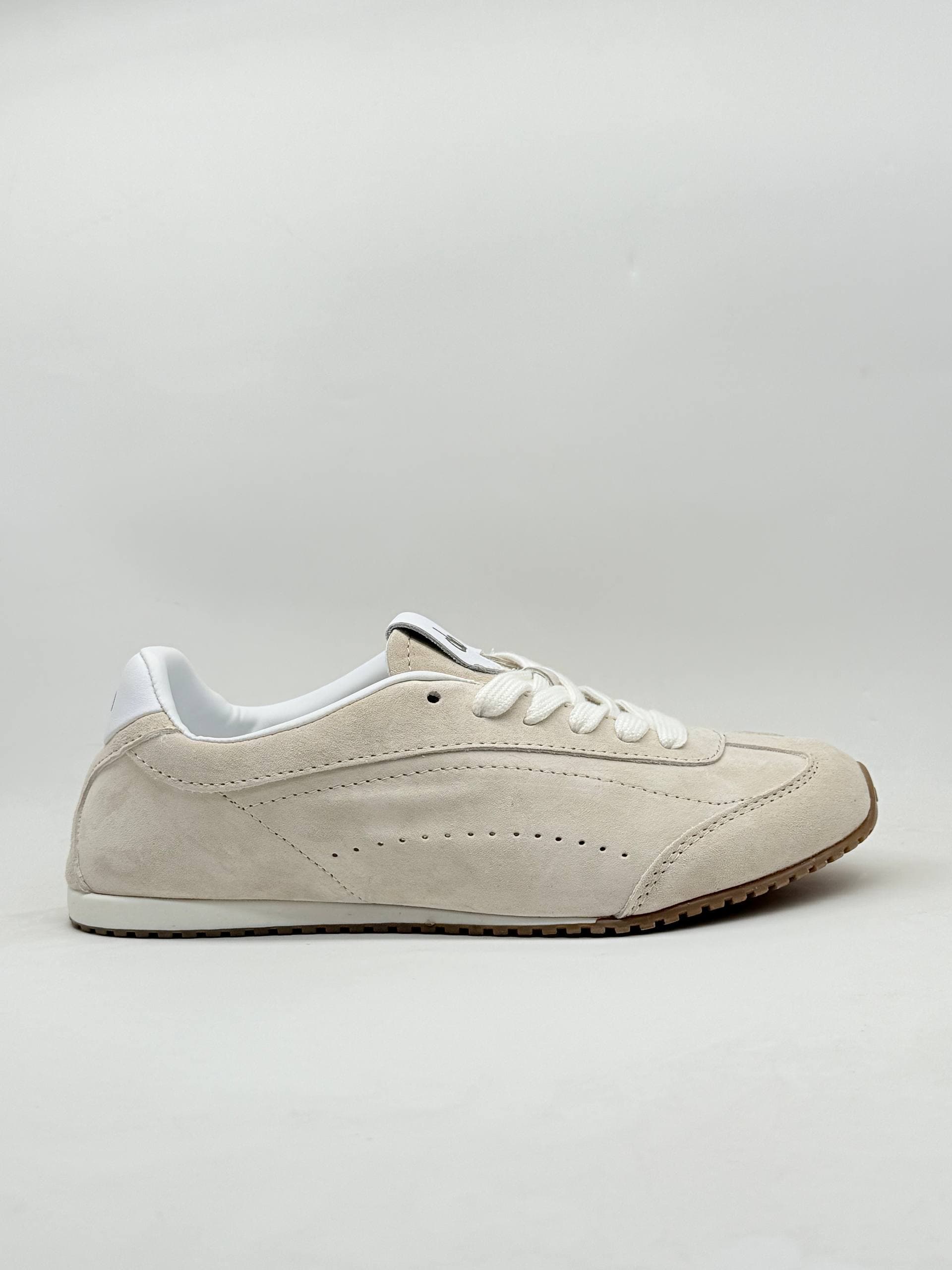 کفش الو یوگا کلاسیک کرمی classic alo yoga beige shoes