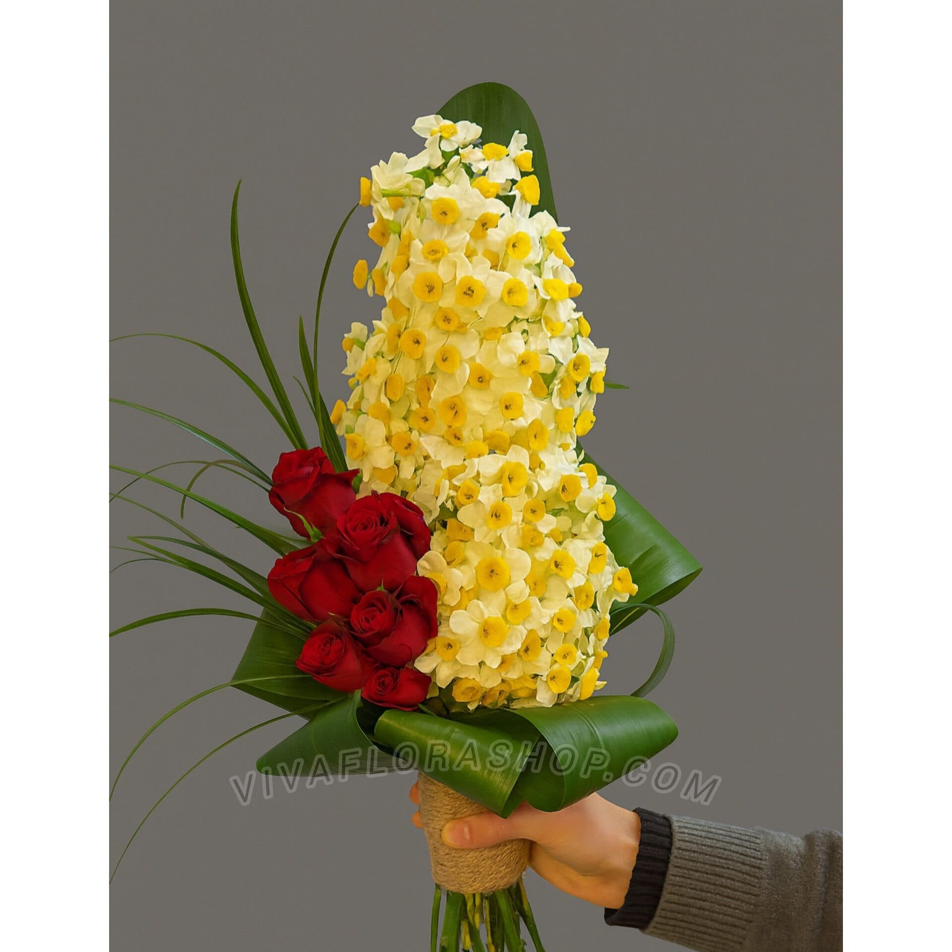 دسته گل نرگس و رز قرمز