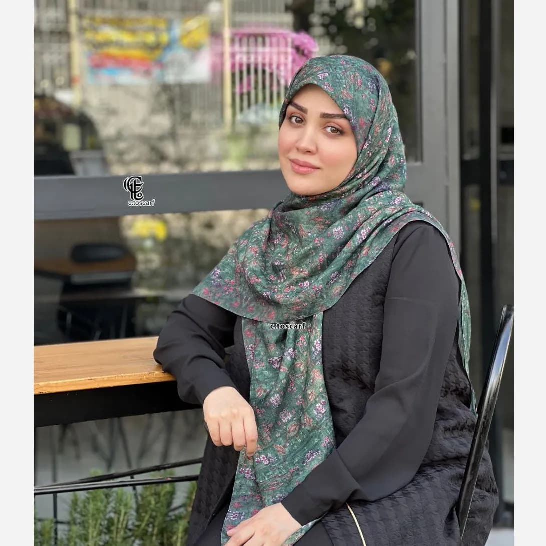 روسری نخ طرح گلشن قواره 140 زمینه سبز آبرنگی گل ریز — تصویر ۶