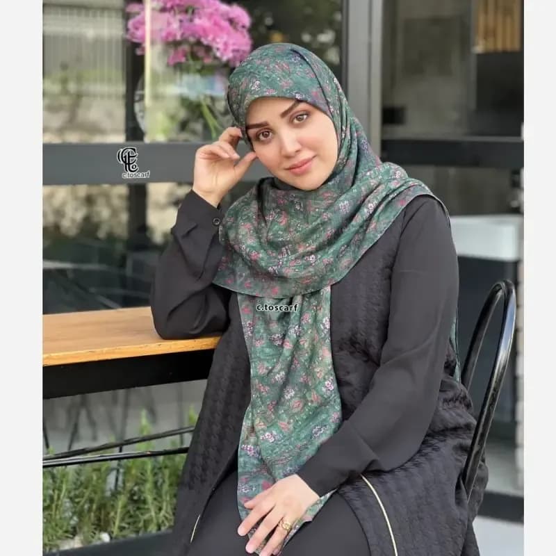روسری نخ طرح گلشن قواره 140 زمینه سبز آبرنگی گل ریز — تصویر ۳